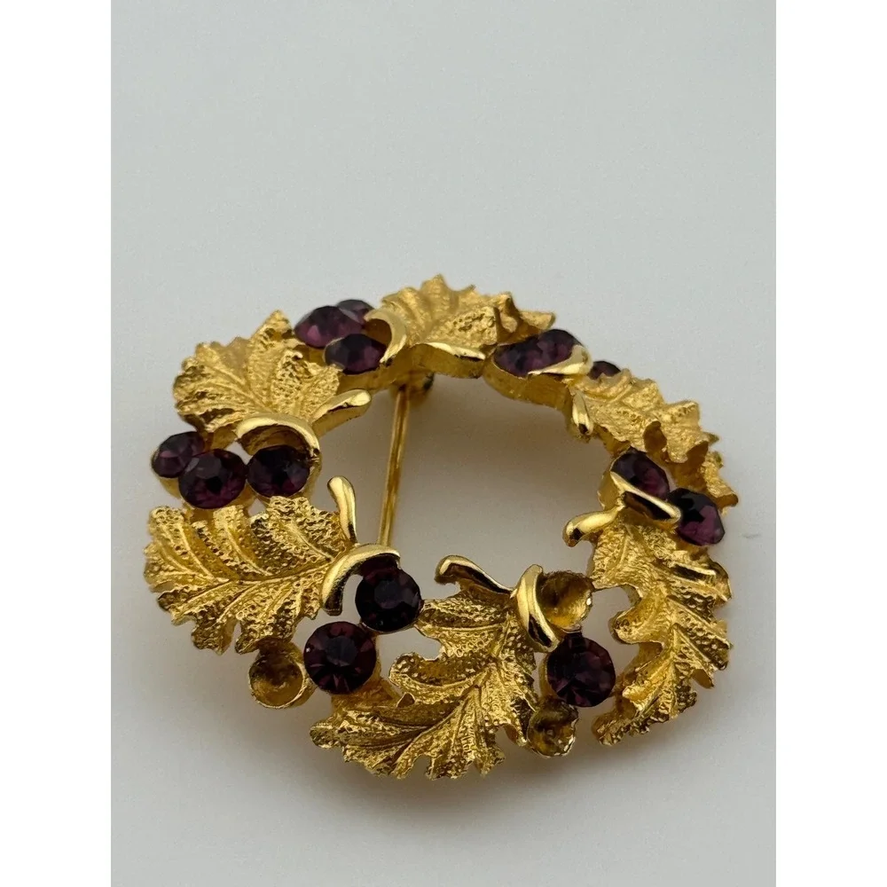 Vintage Trifari Signed Gold Tone Leaf Purple Rhinestone Wreath Brooch READ‎